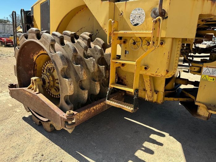 2001 Caterpillar 825G 