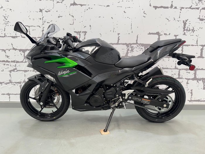 2024 Kawasaki Ninja 500 (EX500G) Ninja Grey