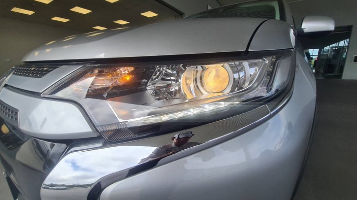 2018 MITSUBISHI OUTLANDER ES ADAS 5 SEAT 2WD