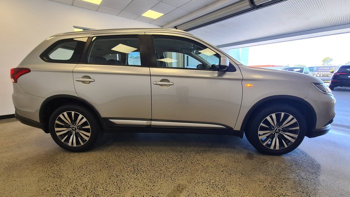 2018 MITSUBISHI OUTLANDER ES ADAS 5 SEAT 2WD