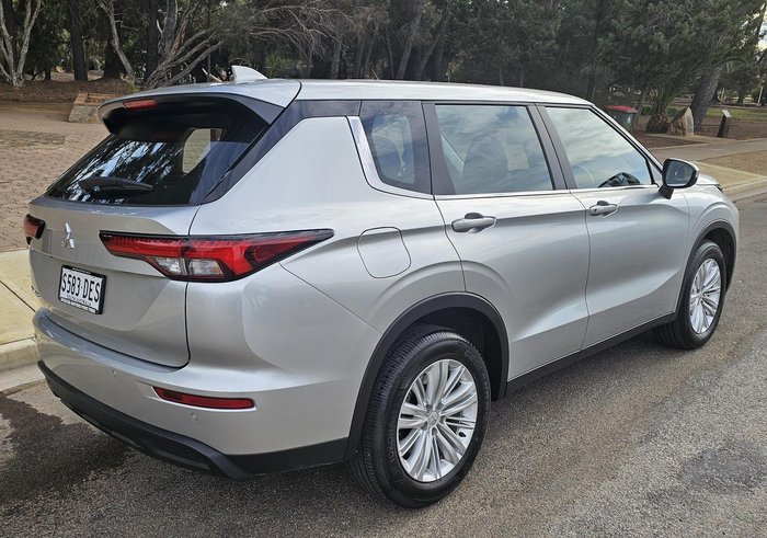 2024 Mitsubishi Outlander ES