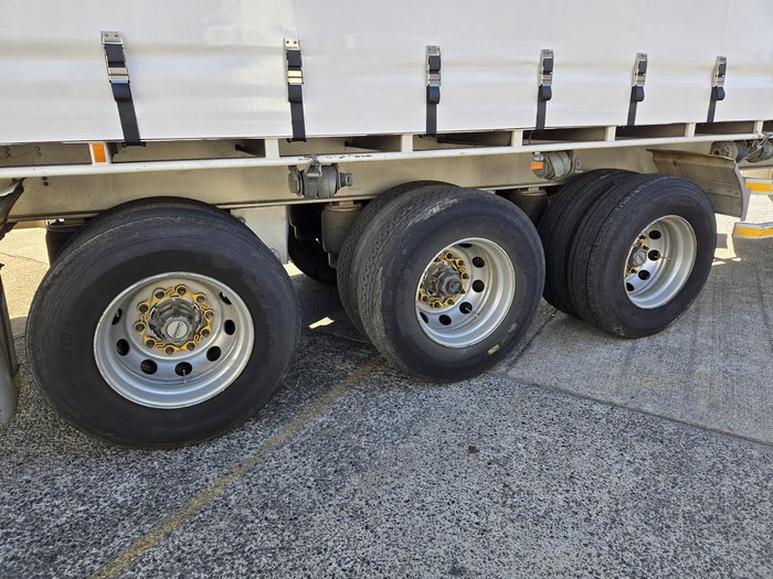 2014 Vawdrey 24 Pallet Straight B Curtain Sider white