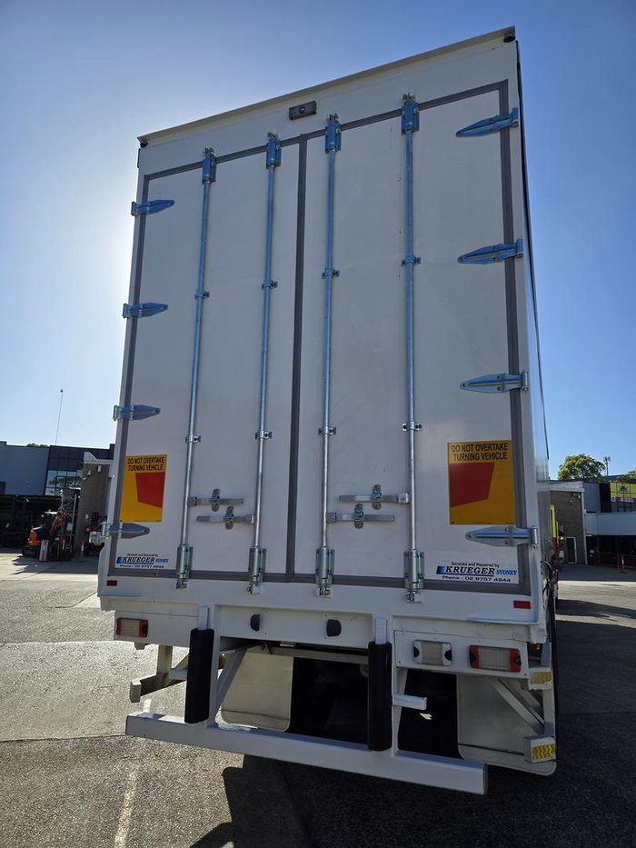 2014 Vawdrey 24 Pallet Straight B Curtain Sider white