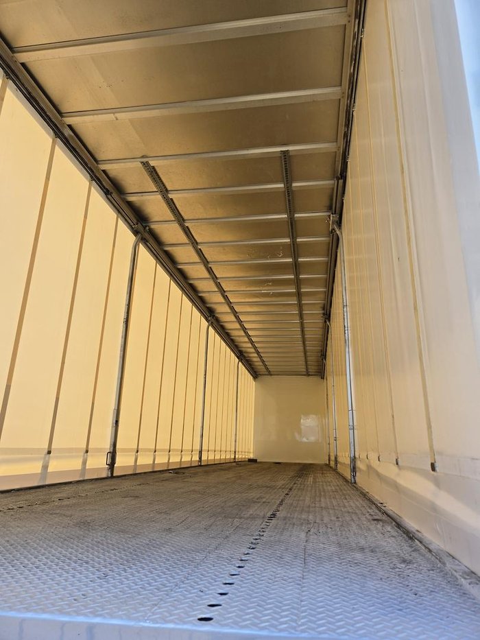 2014 Vawdrey 24 Pallet Straight B Curtain Sider white