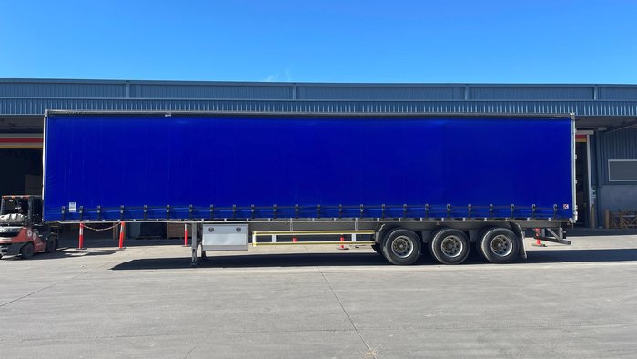 2014 Vawdrey 24 Pallet Straight B Curtain Sider White