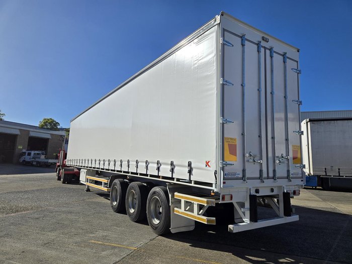 2014 Vawdrey 24 Pallet Straight B Curtain Sider White