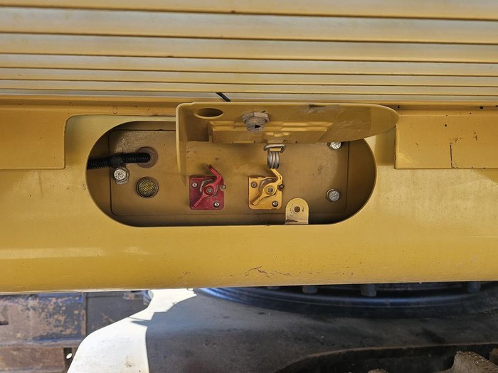 2018 Caterpillar 374Fl Yellow