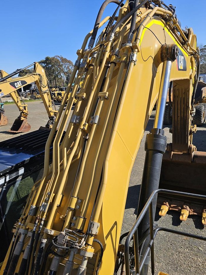 2018 Caterpillar 374Fl Yellow