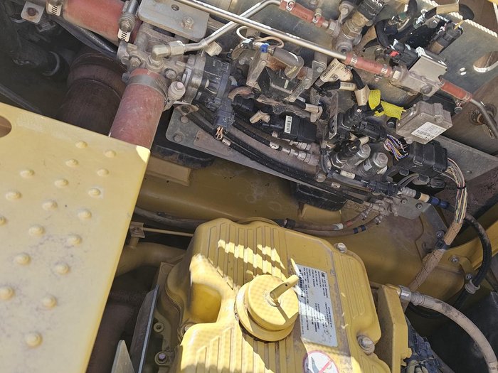 2018 Caterpillar 374Fl Yellow