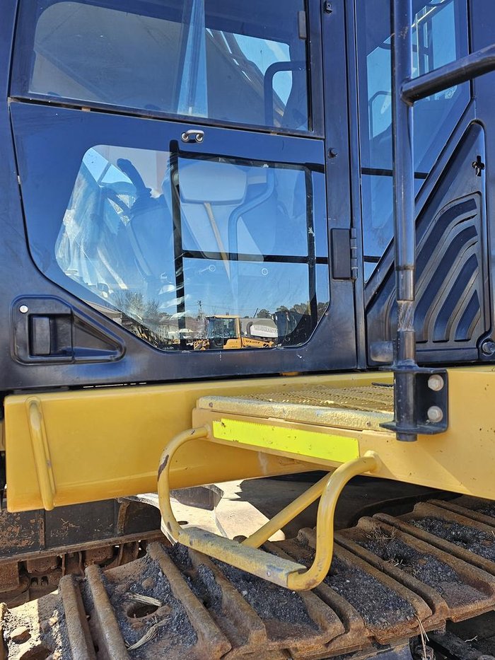 2018 Caterpillar 374Fl Yellow