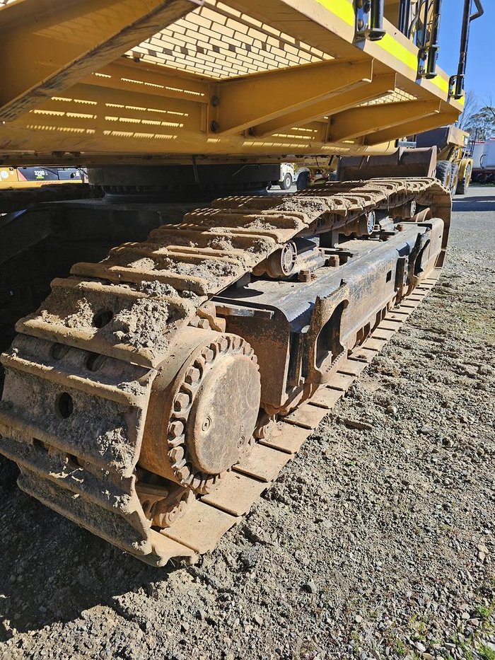 2018 Caterpillar 374Fl Yellow