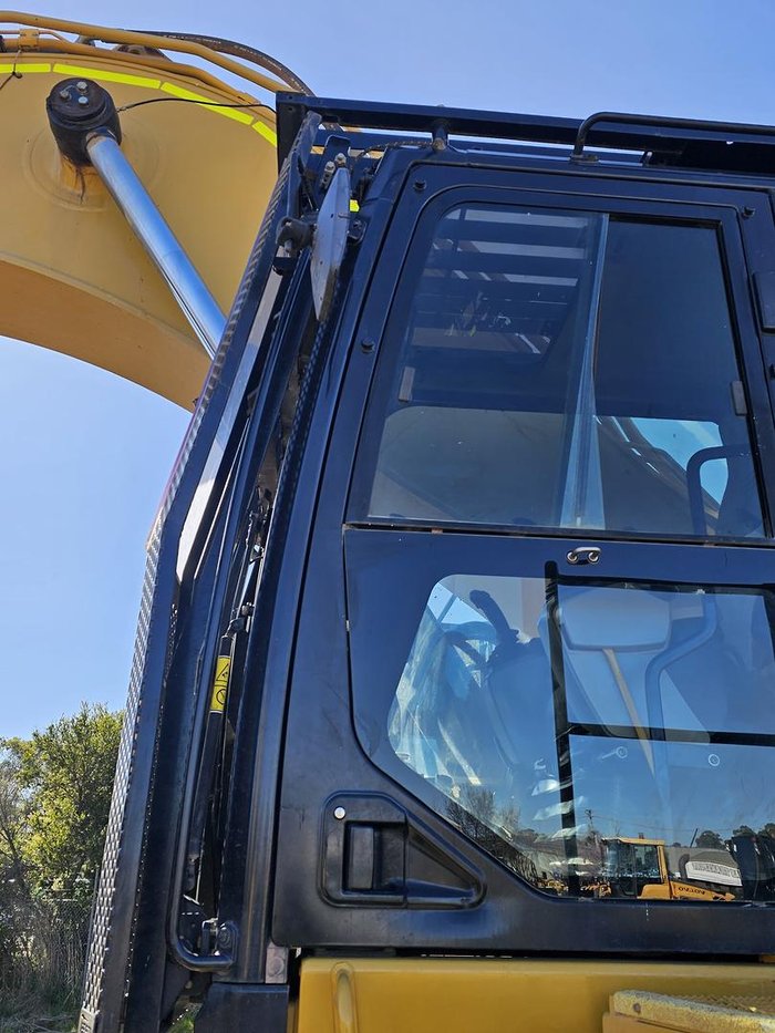 2018 Caterpillar 374Fl Yellow