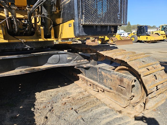2018 Caterpillar 374Fl Yellow