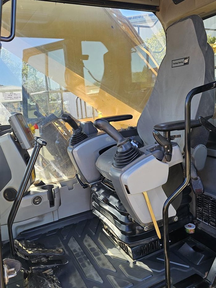 2018 Caterpillar 374Fl Yellow