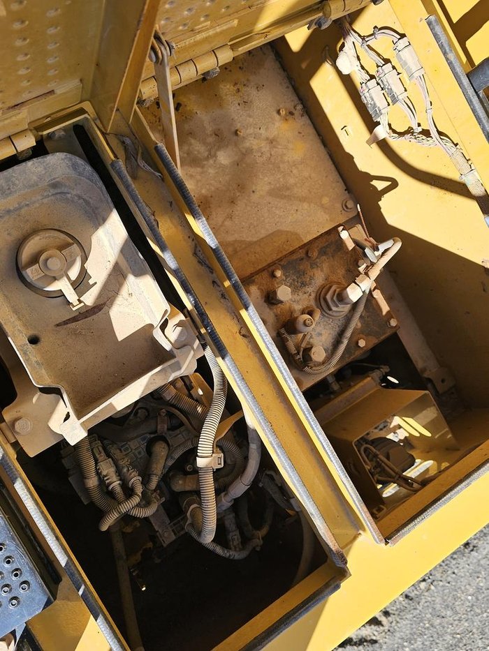 2018 Caterpillar 374Fl Yellow