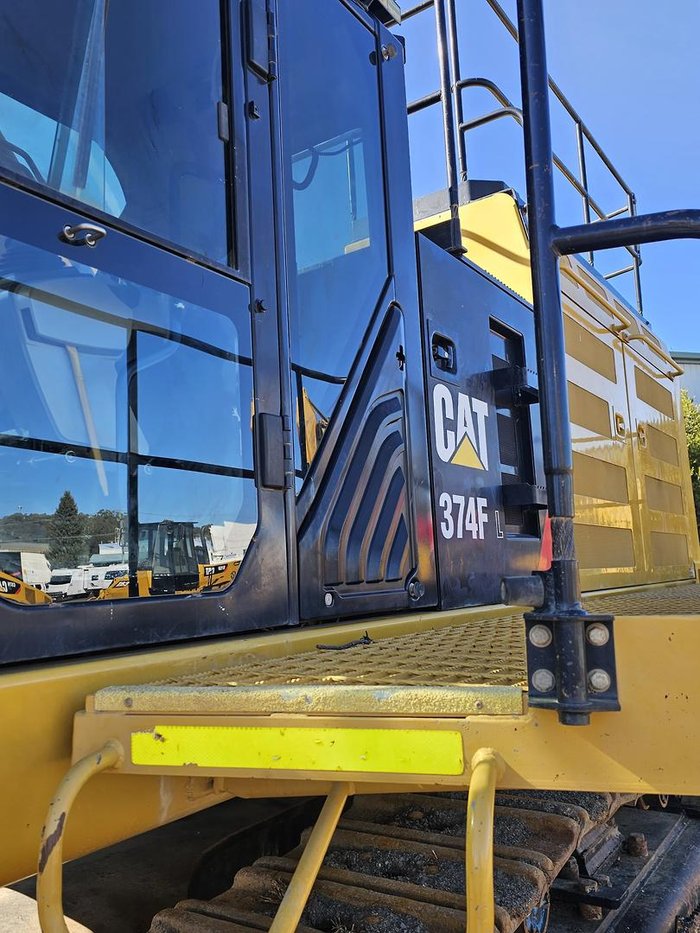 2018 Caterpillar 374Fl Yellow