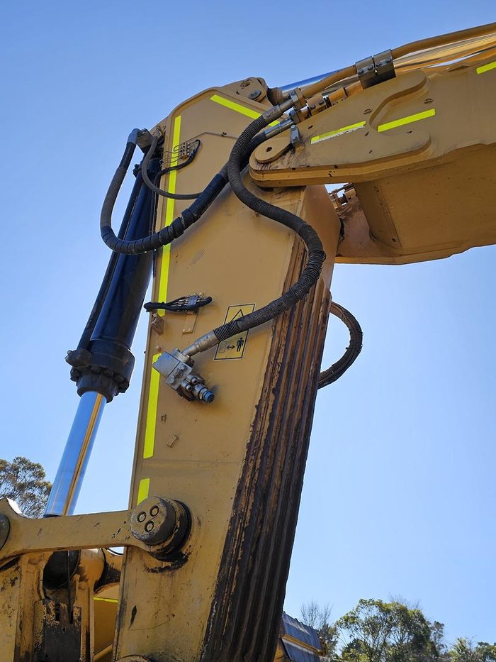 2018 Caterpillar 374Fl Yellow