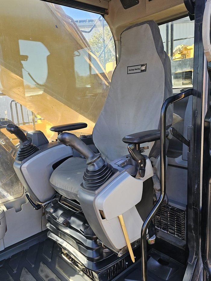 2018 Caterpillar 374Fl Yellow