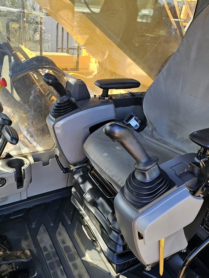 2018 Caterpillar 374Fl Yellow