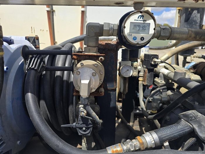 2016 Isuzu Fsr 850 4000L Diesel Tanker White