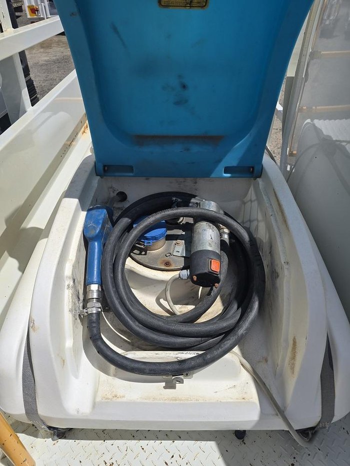 2016 Isuzu Fsr 850 4000L Diesel Tanker White