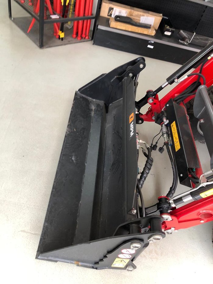 0 Massey Ferguson Gc1723e Compact Tractor 4In1 Bkt - 1X In Stock RED