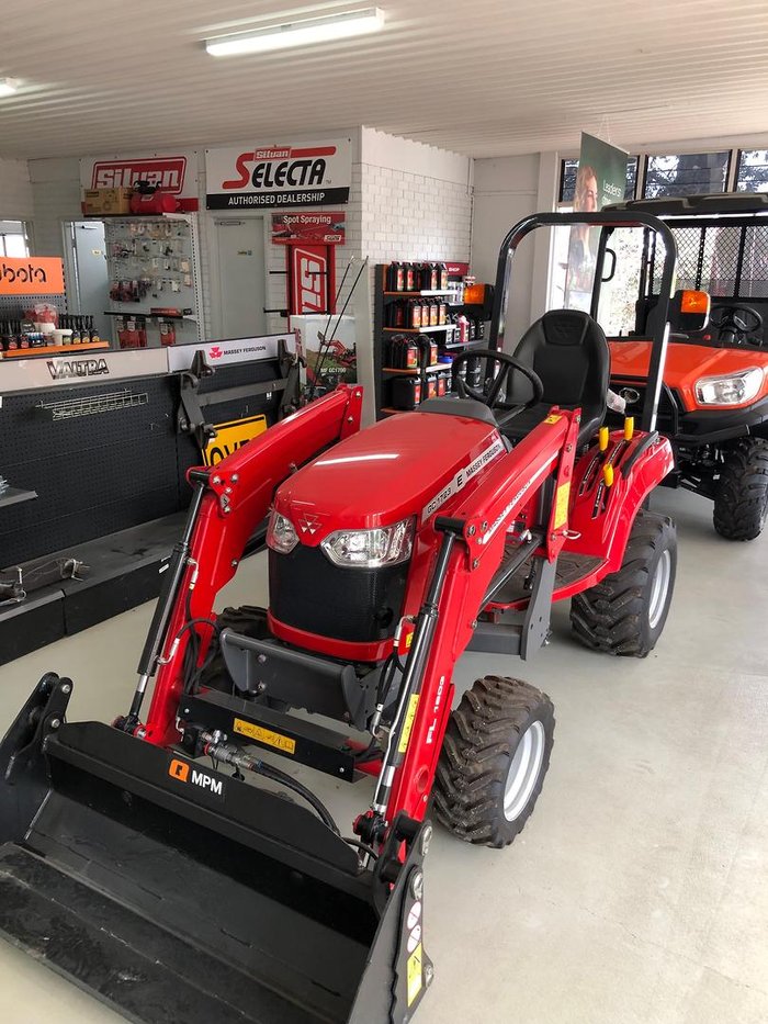 0 Massey Ferguson Gc1723e Compact Tractor 4In1 Bkt - 1X In Stock RED