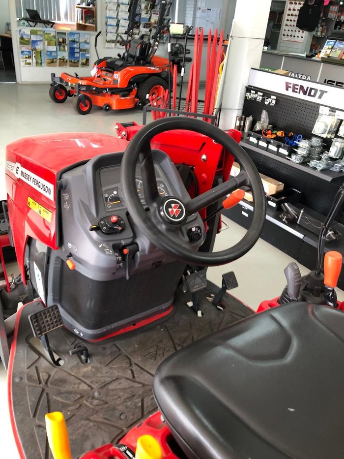 0 Massey Ferguson Gc1723e Compact Tractor 4In1 Bkt - 1X In Stock RED