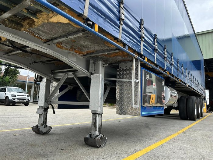 2009 Krueger St3 24 Pallet Sd Refrigerated Curtain Sider