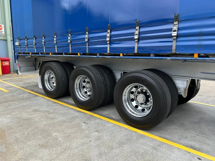 2009 Krueger St3 24 Pallet Sd Refrigerated Curtain Sider