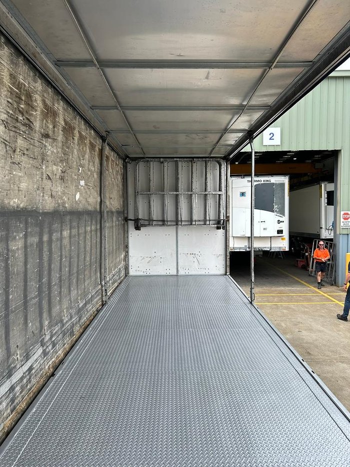 2009 Krueger St3 24 Pallet Sd Refrigerated Curtain Sider