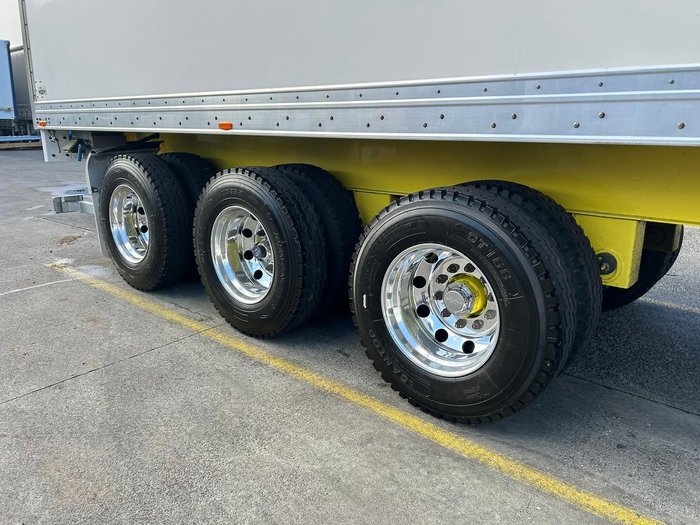 2016 Maxitrans 34 Pallet -18 High Cube Reefer, Roller Door, Tail Gate Yellow