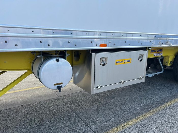 2016 Maxitrans 34 Pallet -18 High Cube Reefer, Roller Door, Tail Gate Yellow