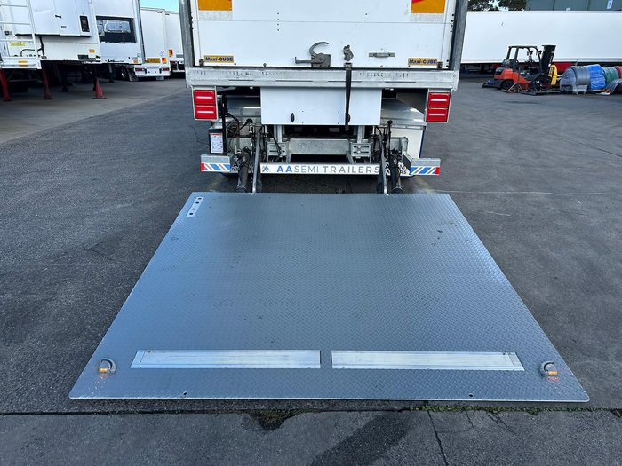 2016 Maxitrans 34 Pallet -18 High Cube Reefer, Roller Door, Tail Gate Yellow