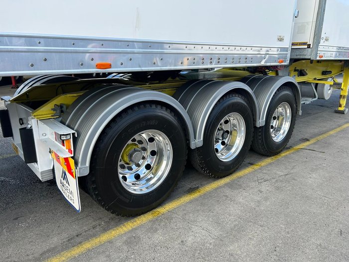 2016 Maxitrans 34 Pallet -18 High Cube Reefer, Roller Door, Tail Gate Yellow