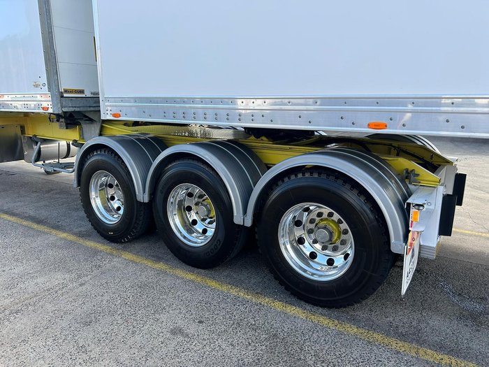 2016 Maxitrans 34 Pallet -18 High Cube Reefer, Roller Door, Tail Gate Yellow