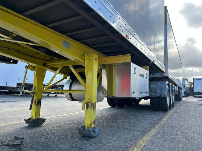 2016 Maxitrans 34 Pallet -18 High Cube Reefer, Roller Door, Tail Gate Yellow