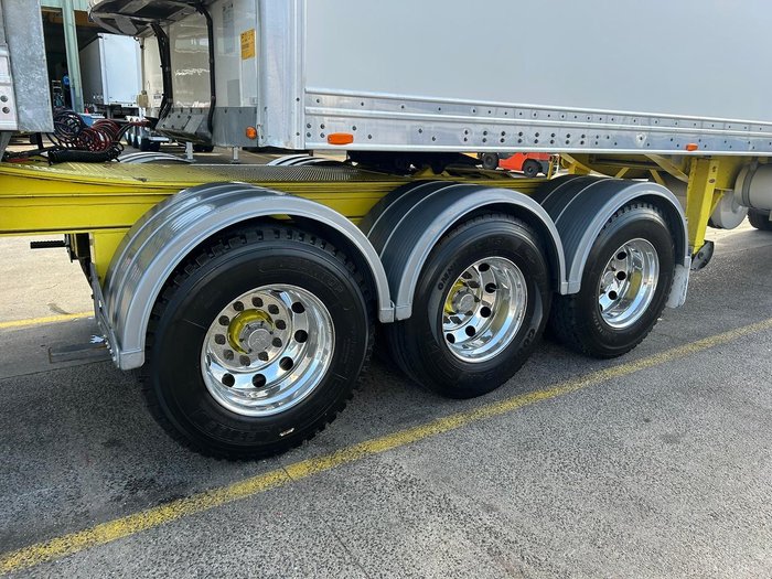 2016 Maxitrans 34 Pallet -18 High Cube Reefer, Roller Door, Tail Gate Yellow