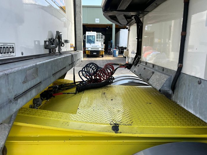 2016 Maxitrans 34 Pallet -18 High Cube Reefer, Roller Door, Tail Gate Yellow