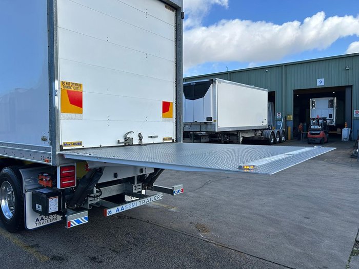 2016 Maxitrans 34 Pallet -18 High Cube Reefer, Roller Door, Tail Gate Yellow