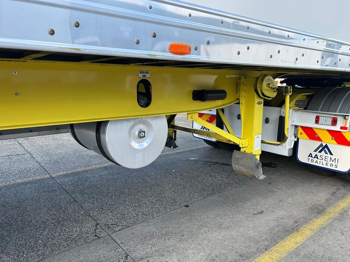 2016 Maxitrans 34 Pallet -18 High Cube Reefer, Roller Door, Tail Gate Yellow