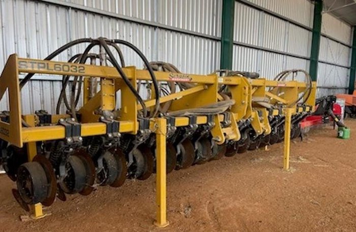 0 SERAFIN ULTISOW 6M 32 ROW RIGID LINKAGE BAR USED YELLOW