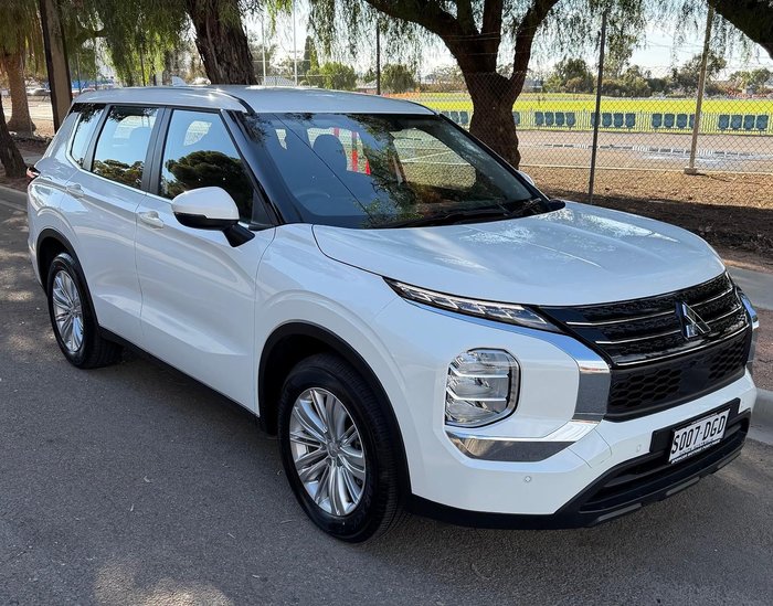 2024 Mitsubishi Outlander ES