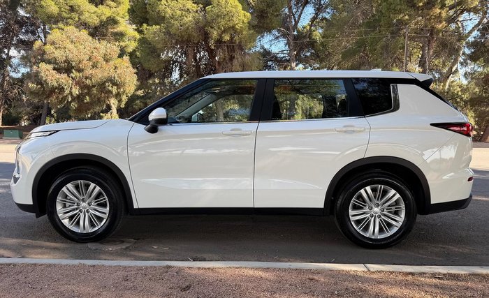 2024 Mitsubishi Outlander ES