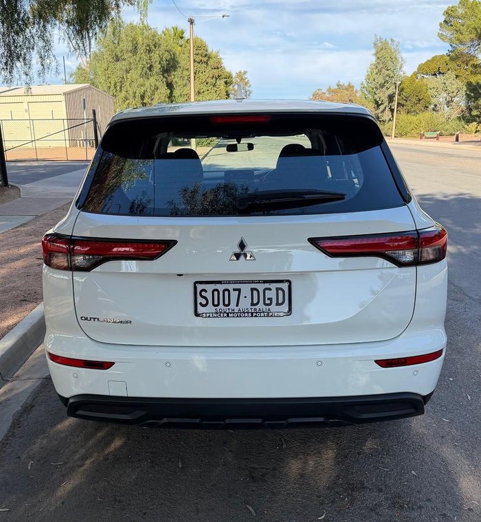 2024 Mitsubishi Outlander ES