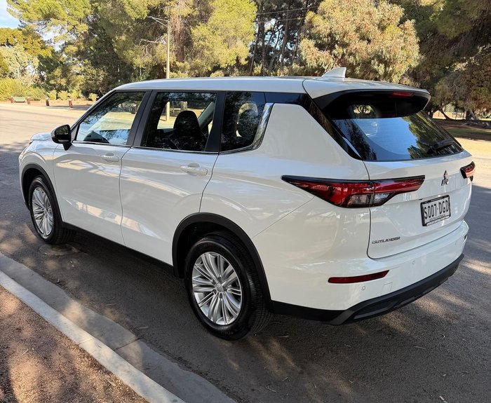 2024 Mitsubishi Outlander ES