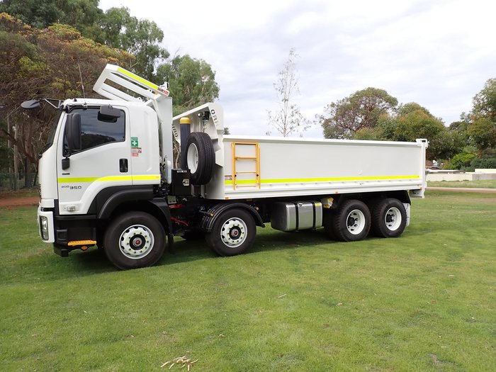 2025 Isuzu F Series FYH 300-350 WHITE