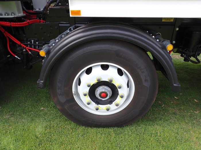 2025 Isuzu F Series FYH 300-350 WHITE