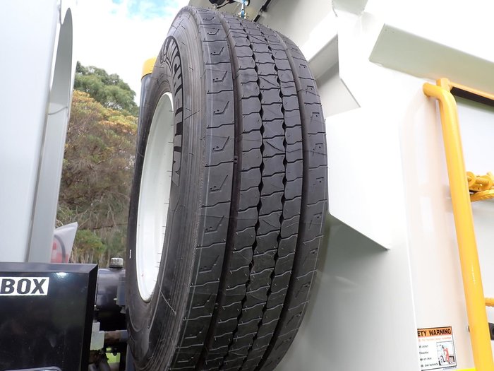 2025 Isuzu F Series FYH 300-350 WHITE