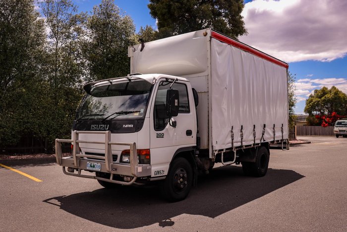 2000 Isuzu Npr 300 Medium